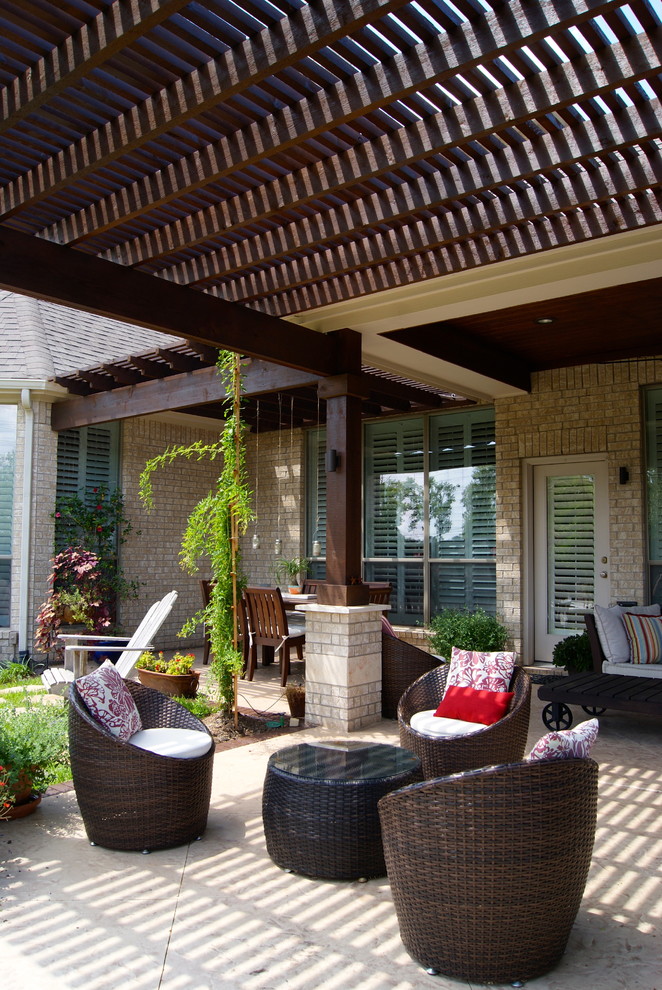 Immagine di un patio o portico classico dietro casa con una pergola