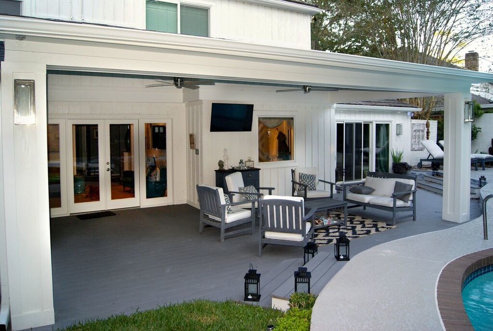 Immagine di un patio o portico stile marino di medie dimensioni e dietro casa con pedane e un tetto a sbalzo