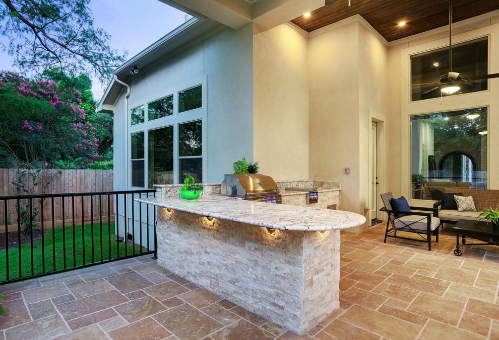 Idée de décoration pour une grande terrasse arrière minimaliste avec une cuisine d'été, du carrelage et une extension de toiture.