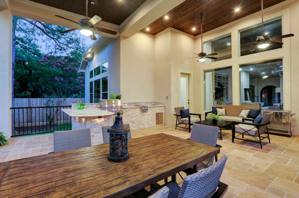 Großer, Gefliester, Überdachter Moderner Patio hinter dem Haus mit Outdoor-Küche in Houston