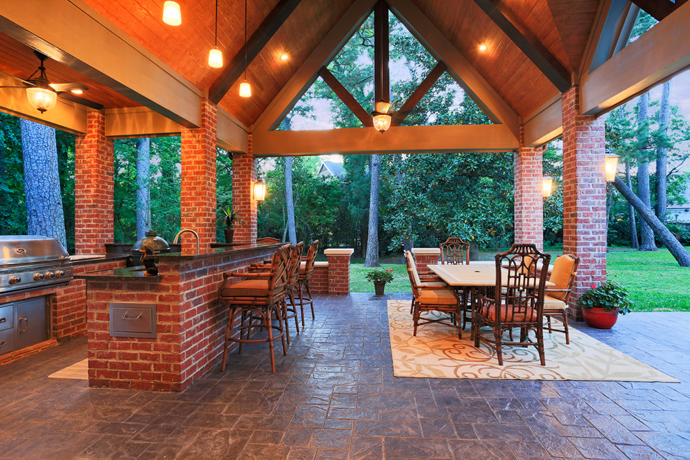 Diseño de patio de estilo americano sin cubierta en patio trasero con cocina exterior y suelo de hormigón estampado