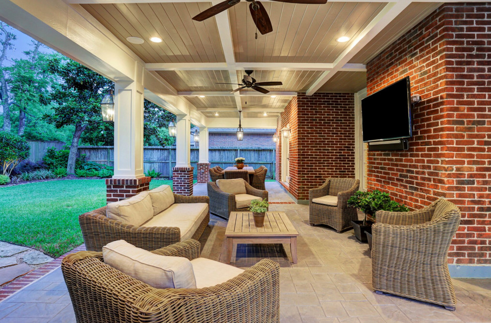 На фото: двор среднего размера на заднем дворе в классическом стиле с покрытием из декоративного бетона и навесом с