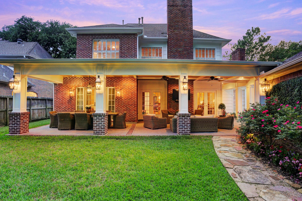 На фото: двор среднего размера на заднем дворе в классическом стиле с покрытием из декоративного бетона и навесом