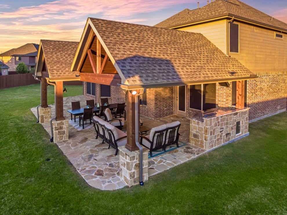 Foto de patio campestre de tamaño medio en patio trasero y anexo de casas con cocina exterior y adoquines de piedra natural