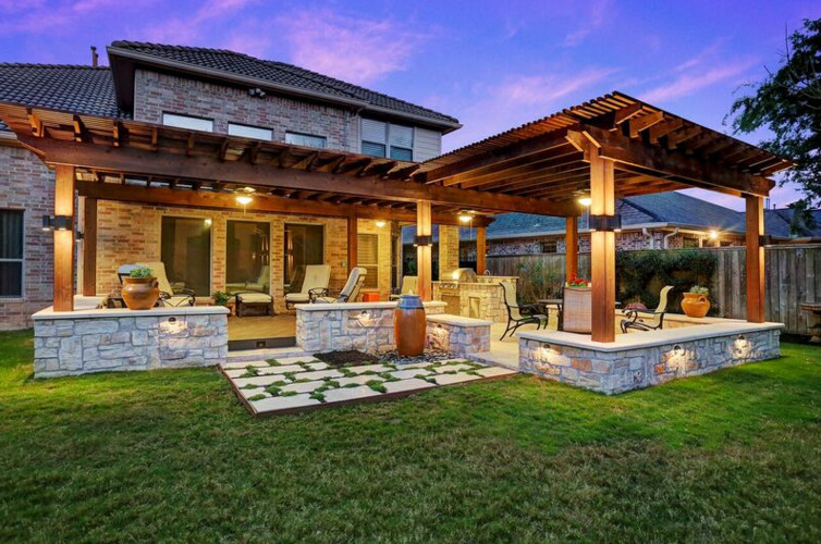 Cette photo montre une terrasse en bois arrière moderne de taille moyenne avec une cuisine d'été et une pergola.