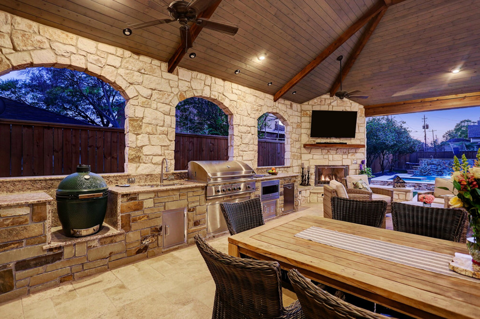 Großer, Überdachter Klassischer Patio hinter dem Haus mit Outdoor-Küche und Natursteinplatten in Houston