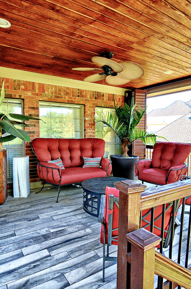 Immagine di un patio o portico tropicale di medie dimensioni e dietro casa con cemento stampato