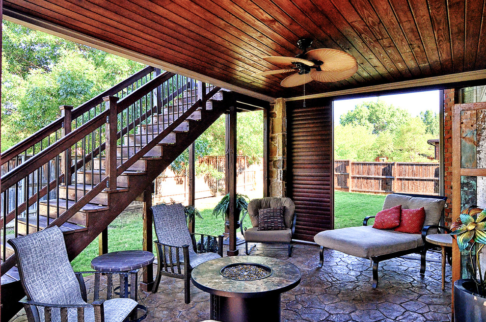 Esempio di un patio o portico tropicale di medie dimensioni e dietro casa con cemento stampato