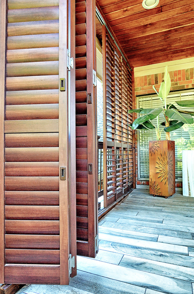 Idee per un patio o portico tropicale di medie dimensioni e dietro casa con cemento stampato
