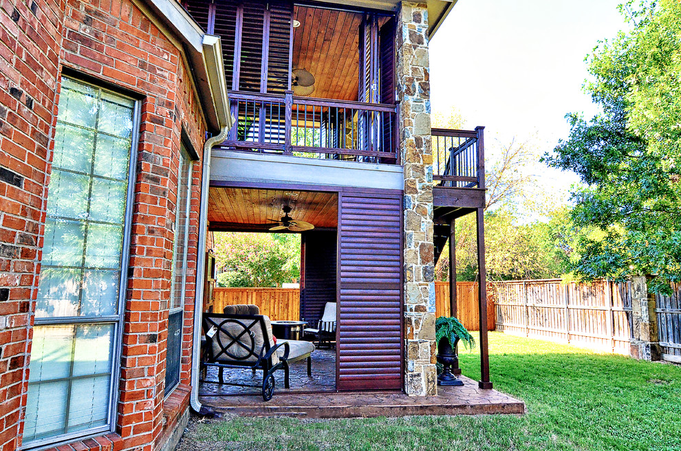 Immagine di un patio o portico tropicale di medie dimensioni e dietro casa con cemento stampato