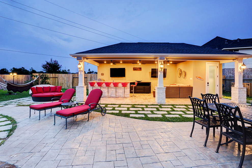 Exemple d'une terrasse arrière chic de taille moyenne avec une cuisine d'été, du carrelage et une extension de toiture.