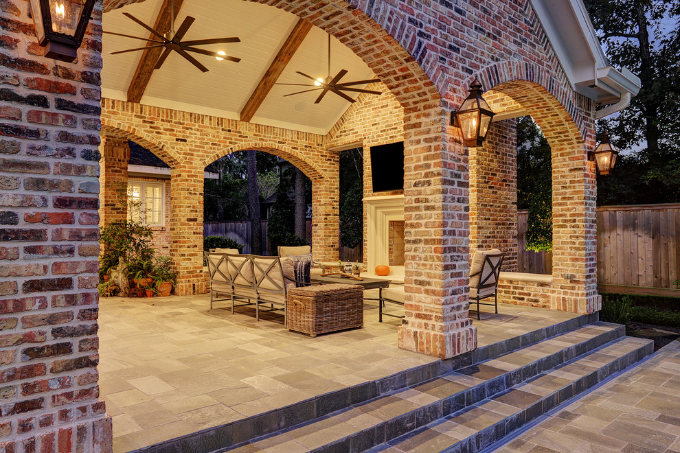 Imagen de patio tradicional de tamaño medio en patio trasero y anexo de casas con cocina exterior y adoquines de piedra natural