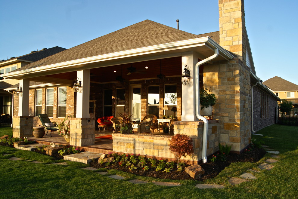 Ejemplo de patio clásico grande en patio trasero y anexo de casas con brasero y suelo de hormigón estampado