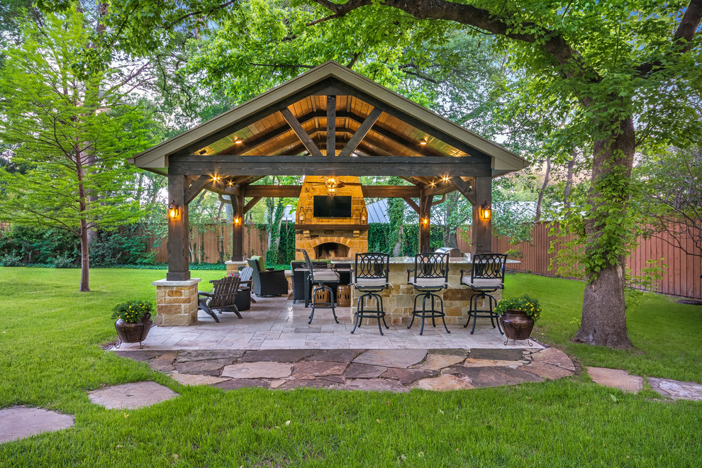 Immagine di un patio o portico rustico di medie dimensioni e dietro casa con piastrelle e un gazebo o capanno