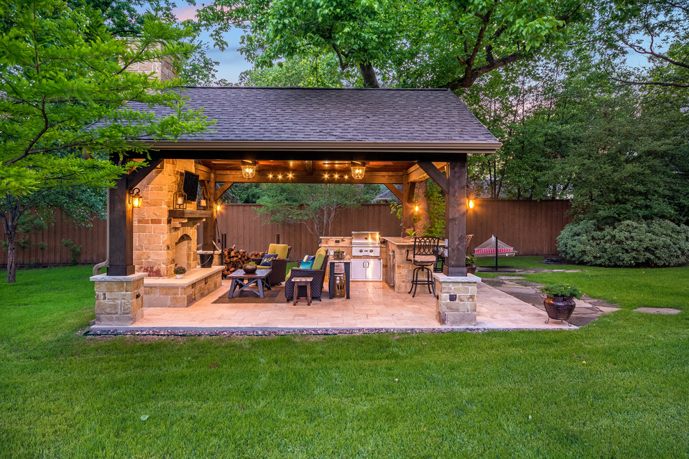 Modelo de patio rústico de tamaño medio en patio trasero con cocina exterior, suelo de baldosas y cenador