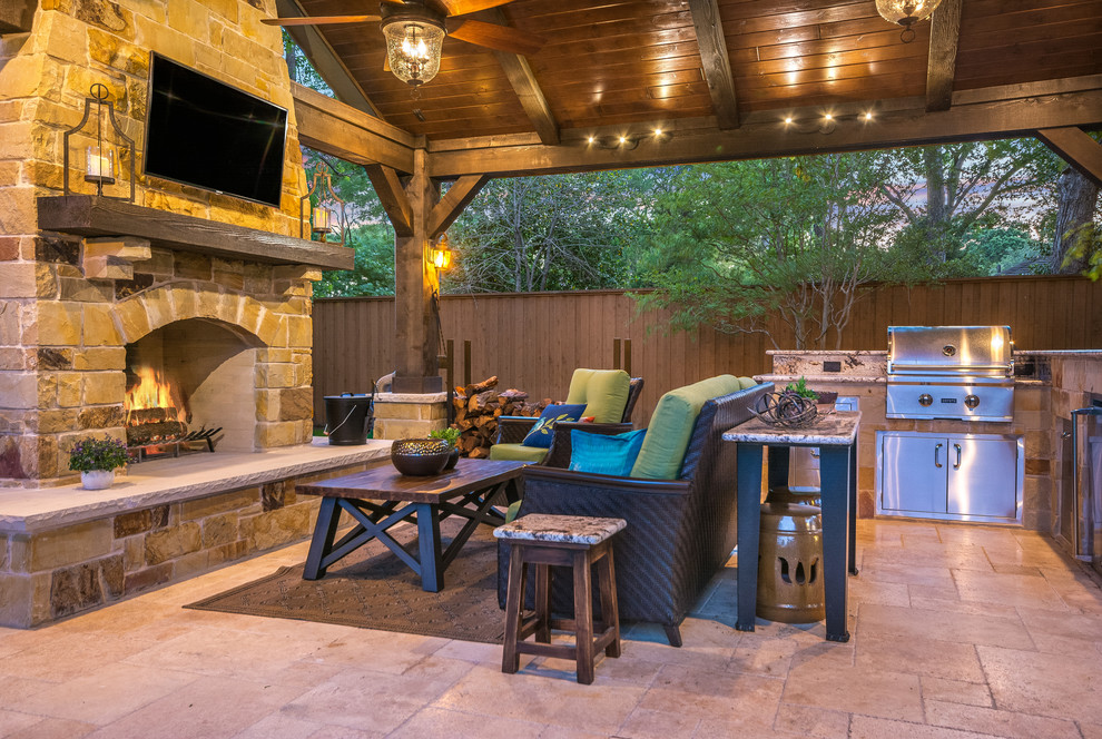 Idée de décoration pour une terrasse arrière chalet de taille moyenne avec une cuisine d'été, du carrelage et un gazebo ou pavillon.