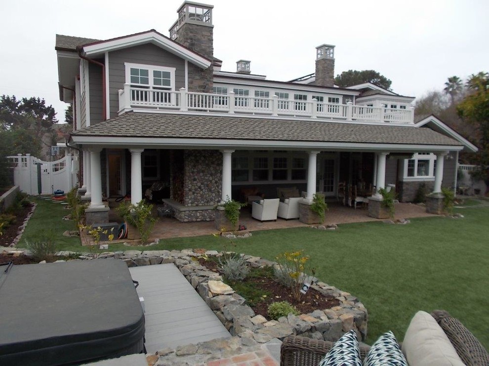 На фото: большой двор на заднем дворе в морском стиле с мощением клинкерной брусчаткой и навесом с