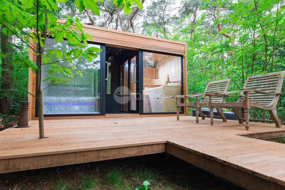 На фото: двор среднего размера на заднем дворе в современном стиле с летним душем, настилом и навесом