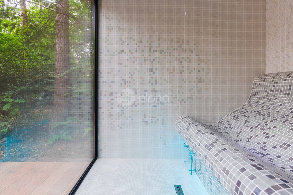 Идея дизайна: двор среднего размера на заднем дворе в современном стиле с летним душем, настилом и навесом