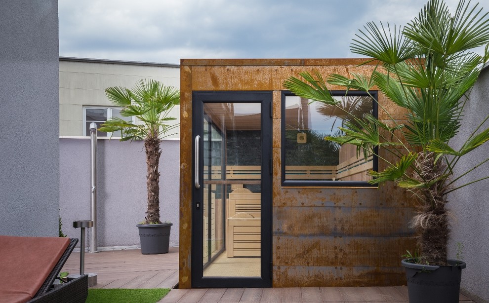 Свежая идея для дизайна: большой двор на заднем дворе в стиле лофт с летним душем и настилом без защиты от солнца - отличное фото интерьера