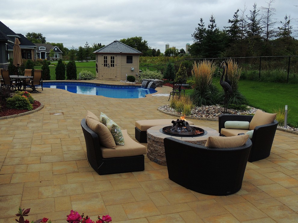 Example of a trendy patio design in Ottawa