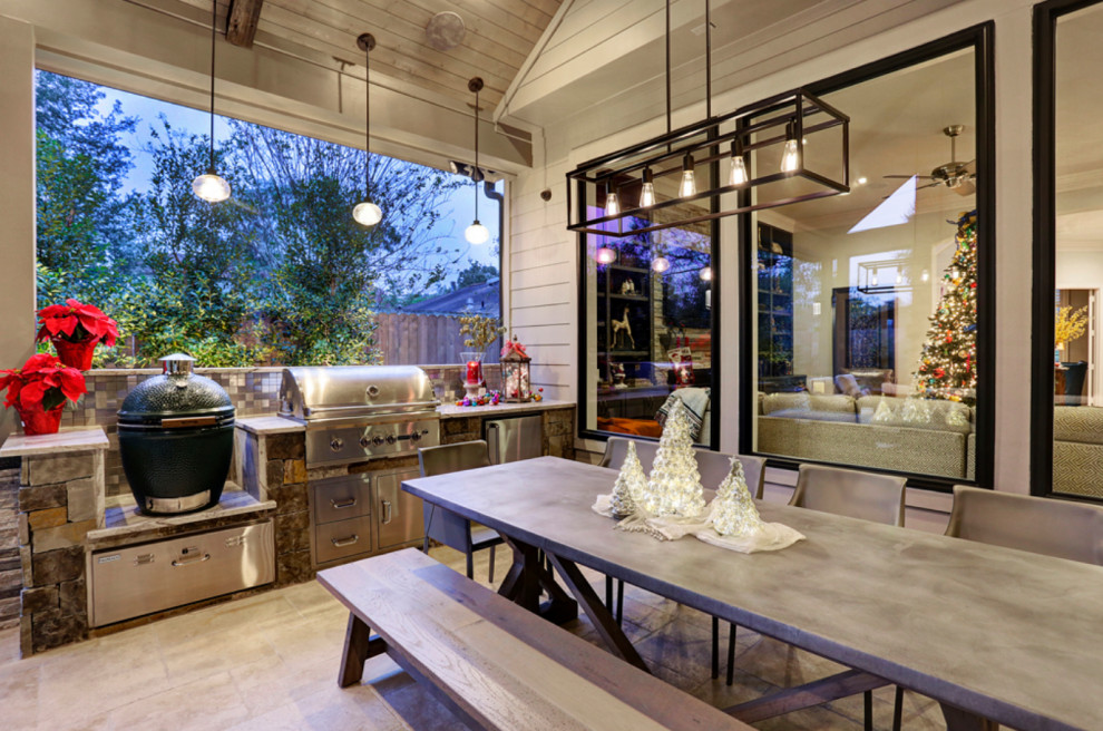 На фото: двор среднего размера на заднем дворе в современном стиле с летней кухней, покрытием из плитки и навесом с
