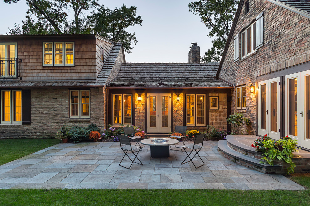 Пример оригинального дизайна: двор на заднем дворе в классическом стиле с местом для костра без защиты от солнца