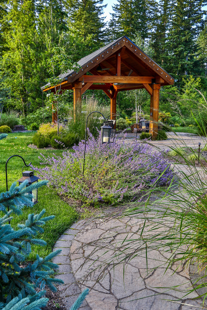 Modelo de patio de estilo americano grande en patio trasero con fuente, adoquines de piedra natural y cenador