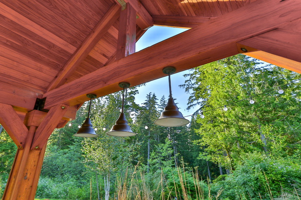 シアトルにある高級な広いトラディショナルスタイルのおしゃれな裏庭のテラス (噴水、天然石敷き、ガゼボ・カバナ) の写真