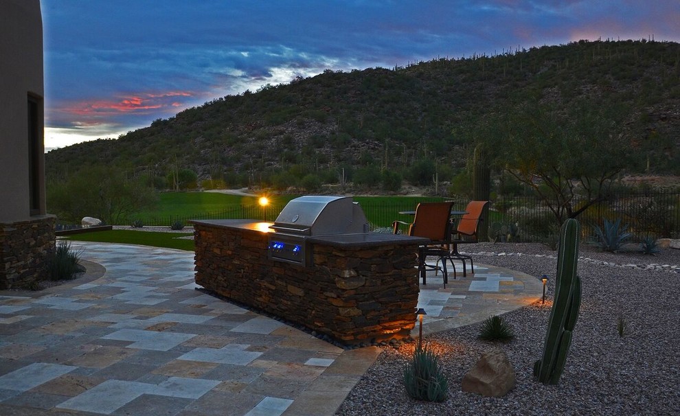 Großer, Unbedeckter Mediterraner Patio hinter dem Haus mit Outdoor-Küche und Natursteinplatten in Phoenix