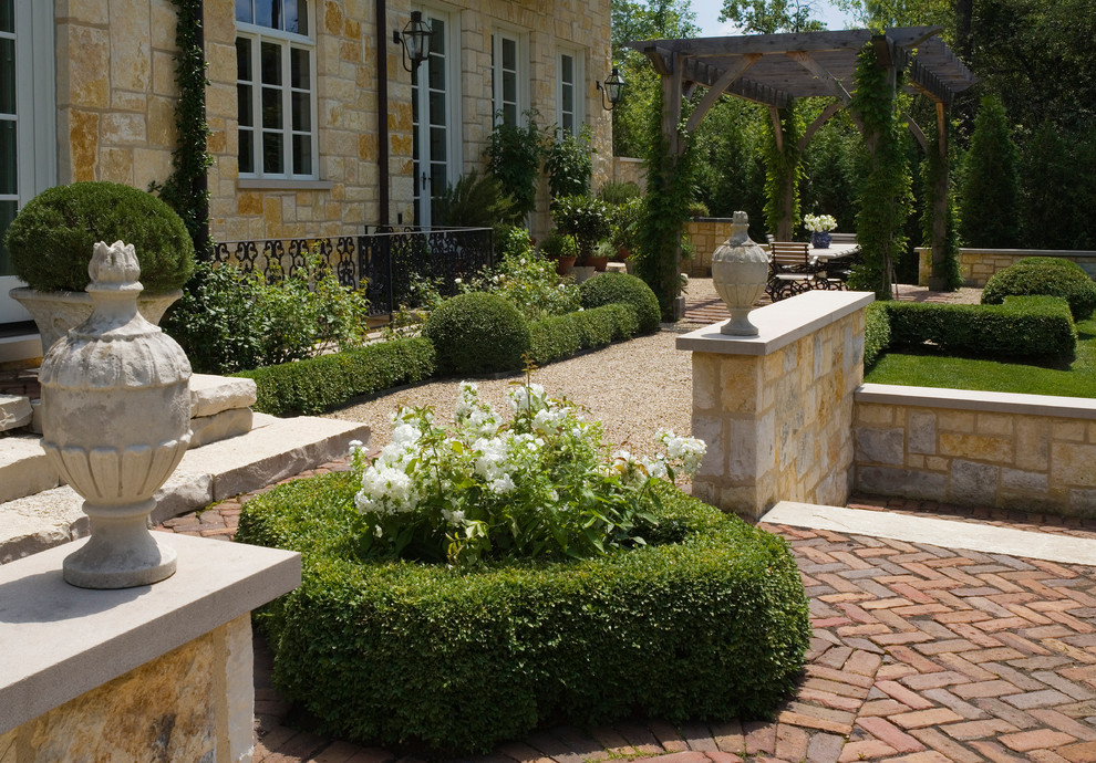 Ispirazione per un ampio patio o portico chic dietro casa con graniglia di granito e una pergola