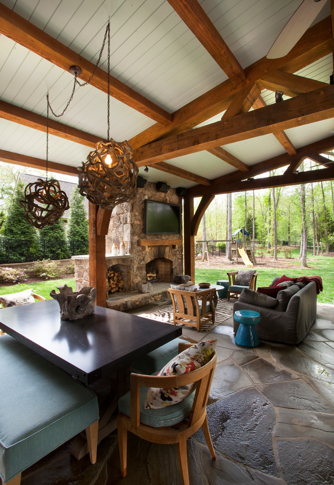 Пример оригинального дизайна: большой двор на заднем дворе в классическом стиле с покрытием из каменной брусчатки, летней кухней и навесом