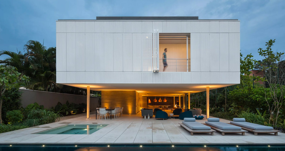Стильный дизайн: большой двор в стиле модернизм с навесом - последний тренд