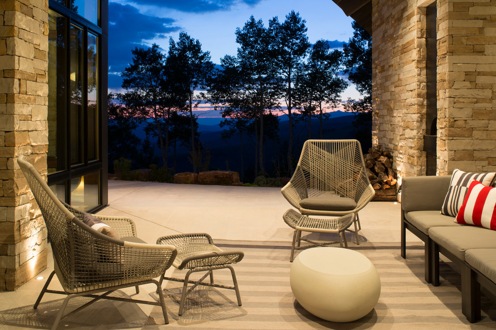 Стильный дизайн: большой двор на заднем дворе в современном стиле с летней кухней, навесом и покрытием из бетонных плит - последний тренд