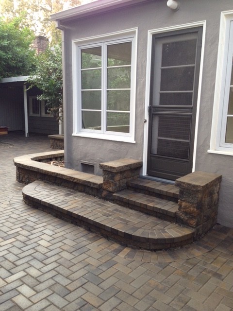 Modelo de patio tradicional de tamaño medio en patio trasero con adoquines de hormigón