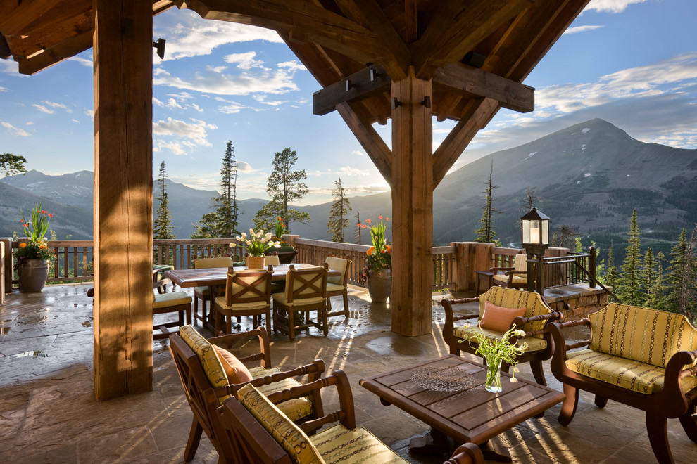 Aménagement d'une terrasse montagne avec une extension de toiture.