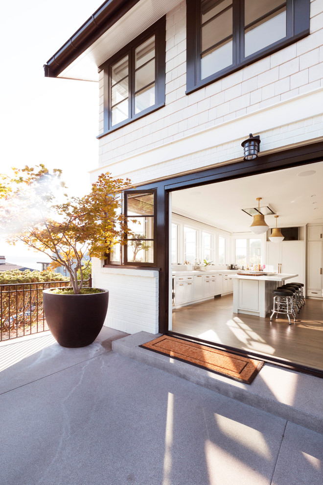 Свежая идея для дизайна: двор среднего размера на боковом дворе в современном стиле с покрытием из бетонных плит без защиты от солнца - отличное фото интерьера