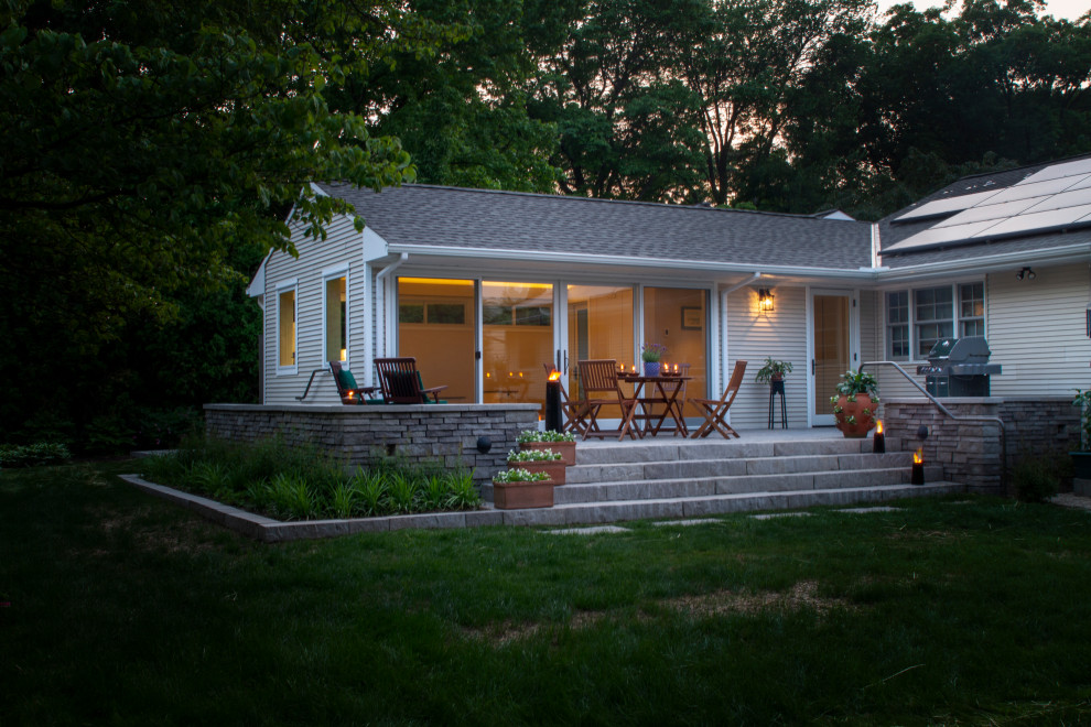 Идея дизайна: двор среднего размера на заднем дворе в стиле неоклассика (современная классика) с летней кухней и мощением тротуарной плиткой без защиты от солнца