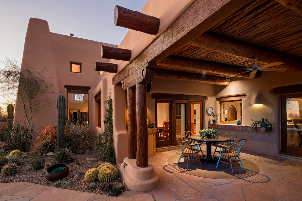Immagine di un patio o portico stile americano dietro casa con un tetto a sbalzo