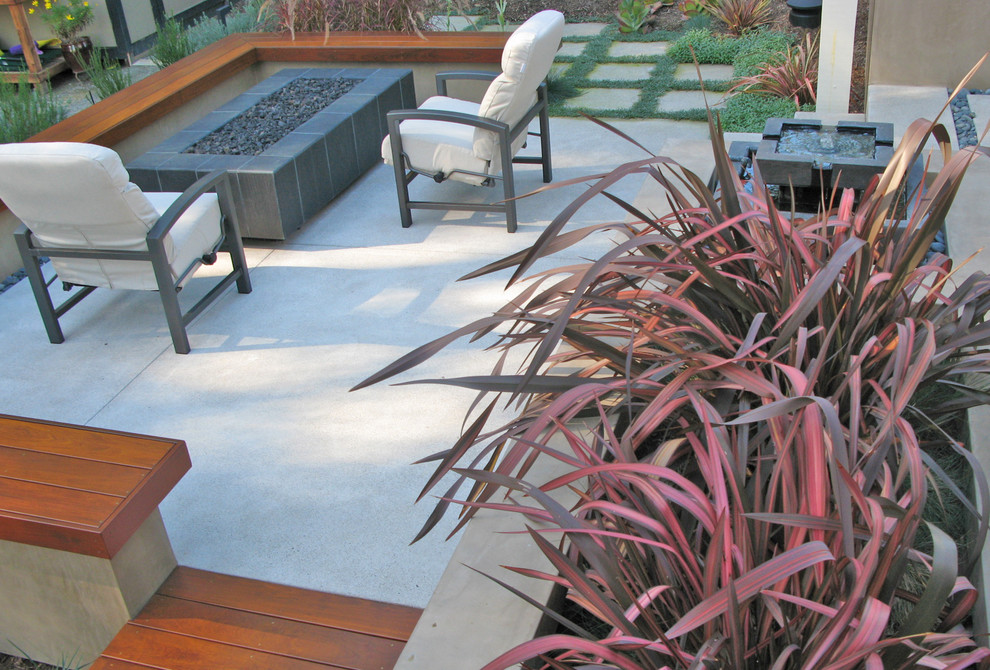 Example of a minimalist patio design in San Diego