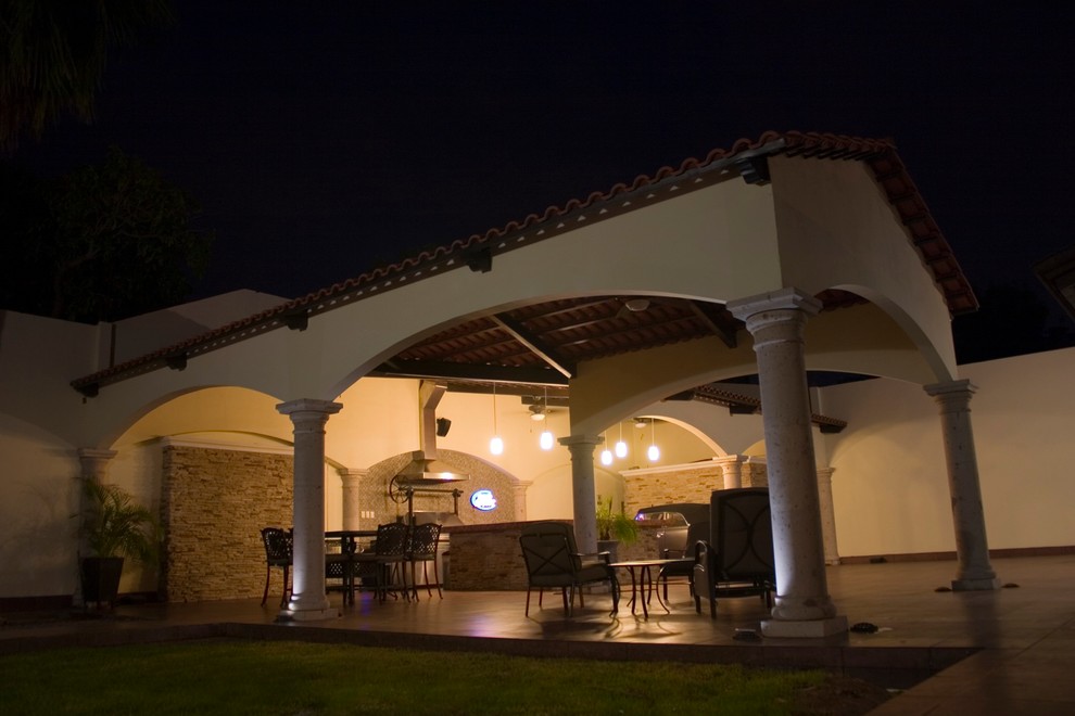 Imagen de patio clásico grande en patio trasero con cocina exterior, suelo de baldosas y cenador