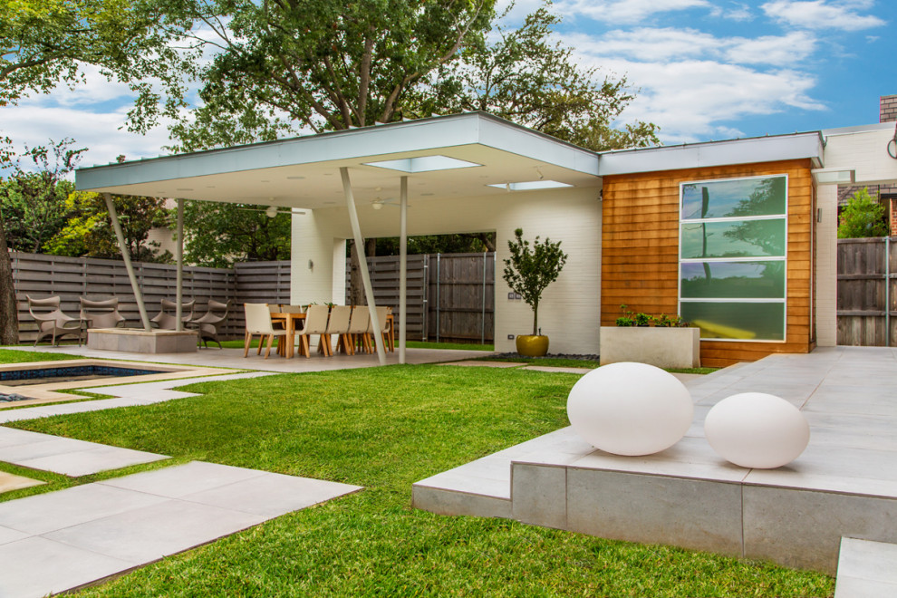 Immagine di un patio o portico minimalista di medie dimensioni e dietro casa con pedane e un parasole