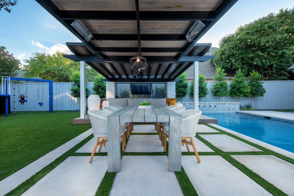 Diseño de patio minimalista de tamaño medio en patio trasero con cocina exterior, entablado y toldo