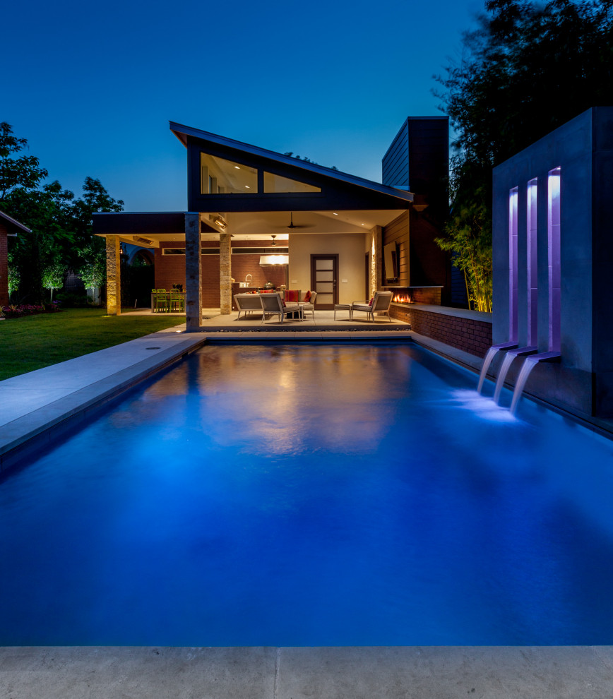 Idee per una piscina moderna di medie dimensioni e dietro casa con pedane