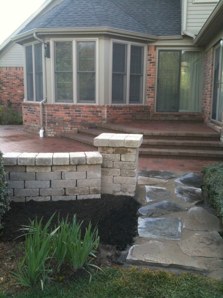 This is an example of a contemporary patio in Detroit.