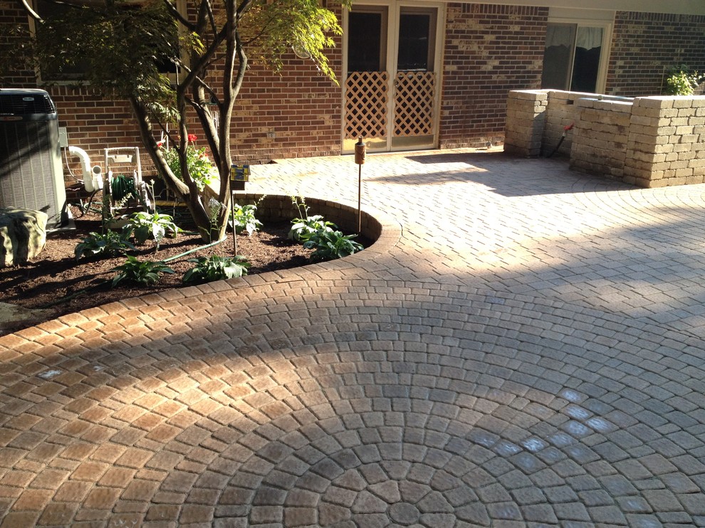 Example of a classic patio design in Detroit