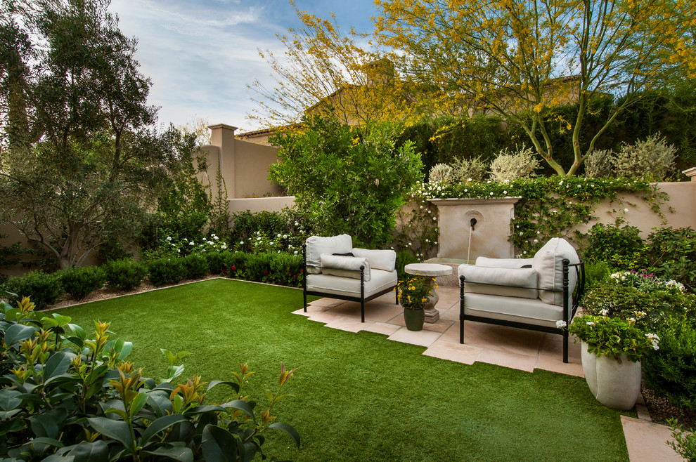 Réalisation d'une terrasse méditerranéenne avec un point d'eau, une cour et aucune couverture.