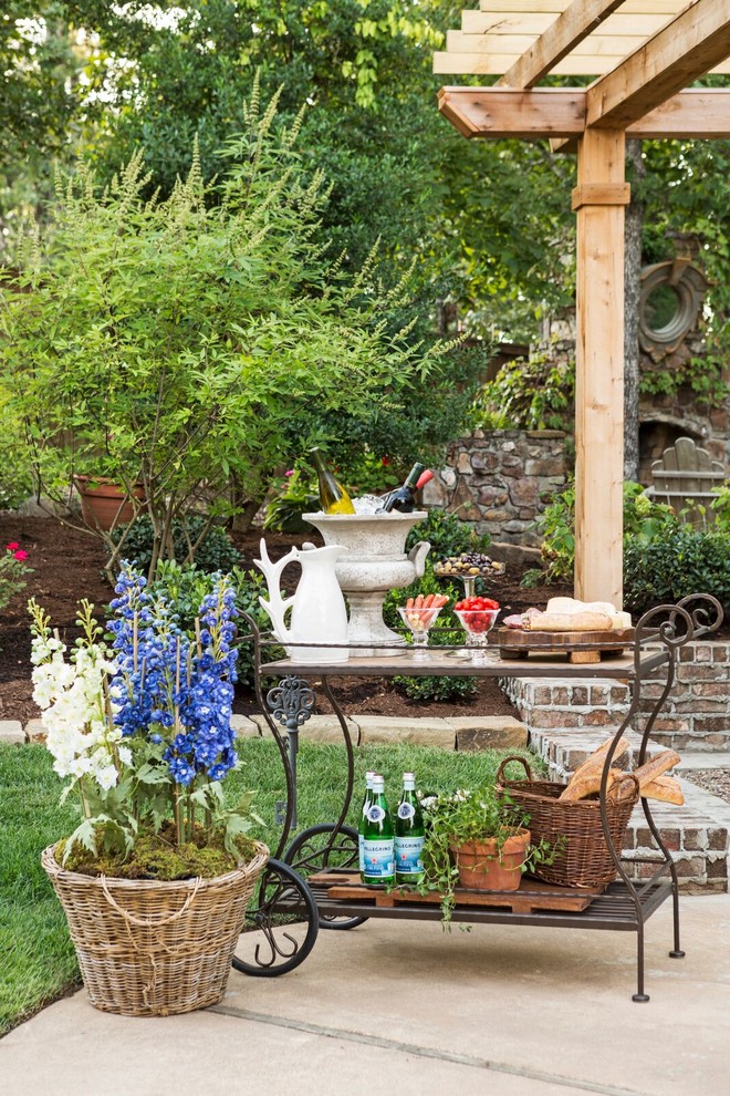 Immagine di un patio o portico classico dietro casa con una pergola