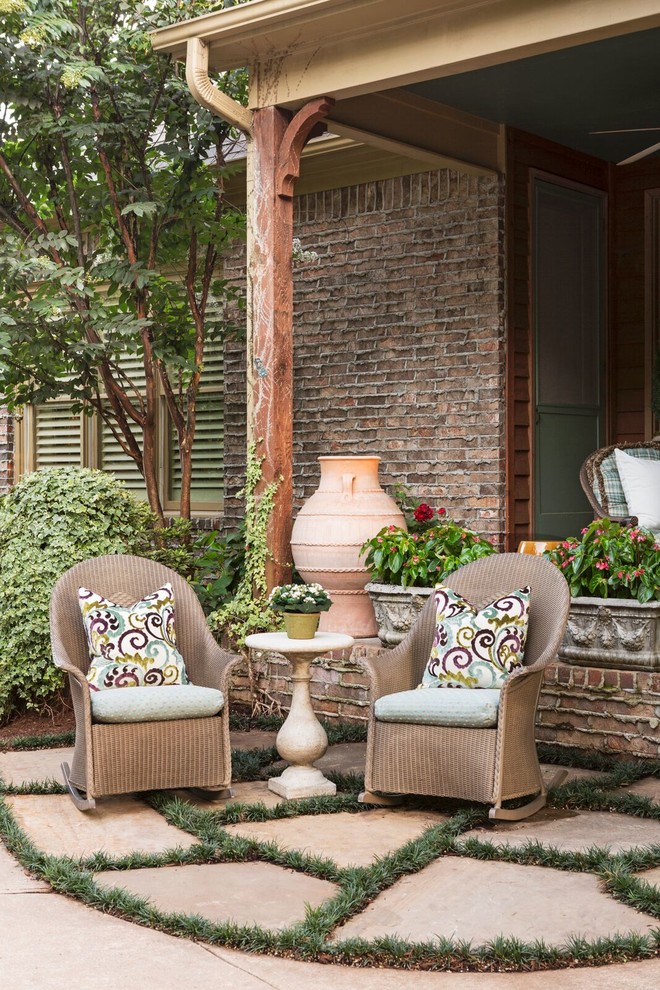 Свежая идея для дизайна: двор на заднем дворе в классическом стиле без защиты от солнца - отличное фото интерьера
