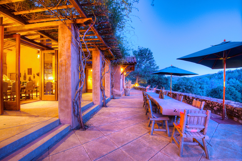 Diseño de patio de estilo americano extra grande en patio trasero con cocina exterior, adoquines de piedra natural y cenador